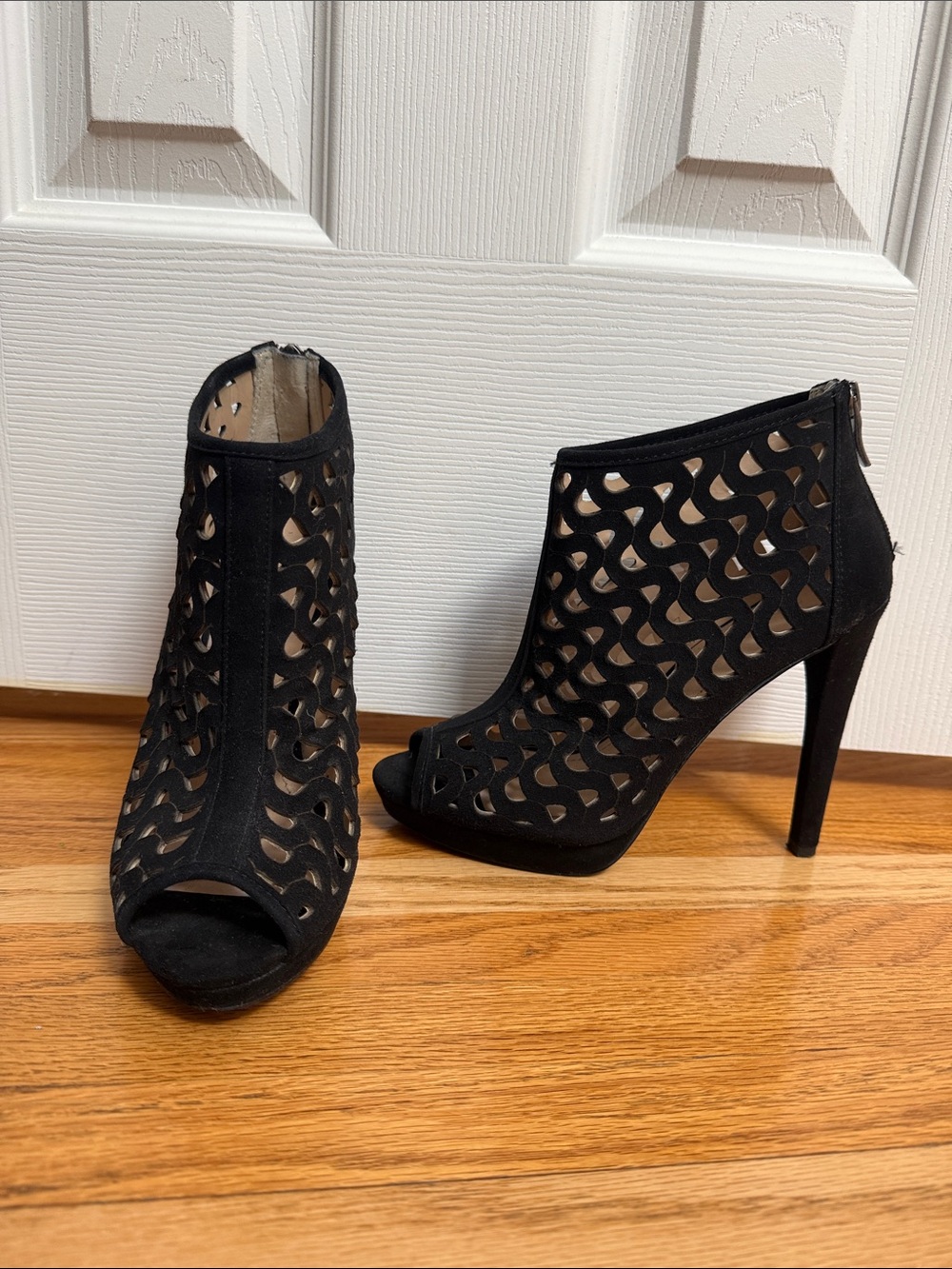 BCBG Black Leather Laser-Cut Peep-Toe Heels Size 6.5 Women’s
